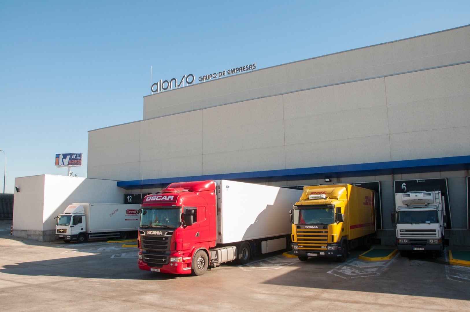 Muelle de carga con trailer — logística Alonso Company