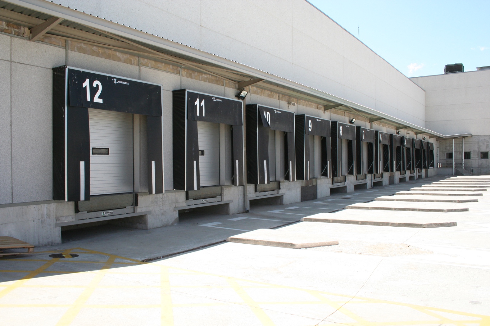 Muelles de carga en las instalaciones de Alonso Company